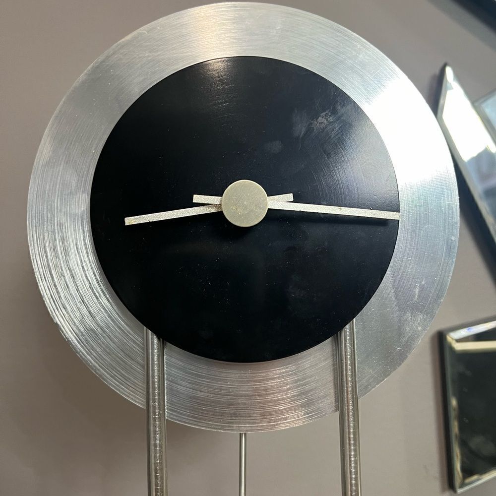 Cool looking table clock - Picture 6 of 8